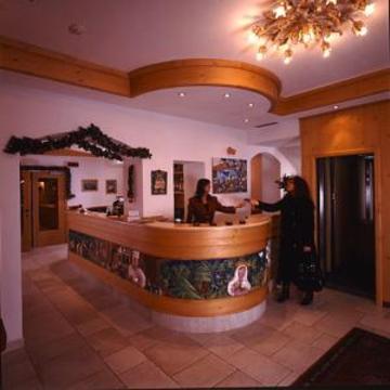 Dolomiti Hotel Cozzio Мадонна-ді-Кампільйо Екстер'єр фото